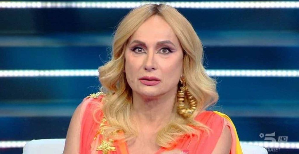 Isola Famosi look Luxuria controllati vertici Mediaset