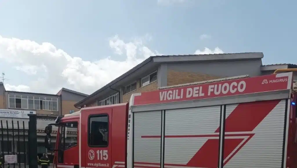 incendio scuola santa maria capua vetere oggi 17 aprile