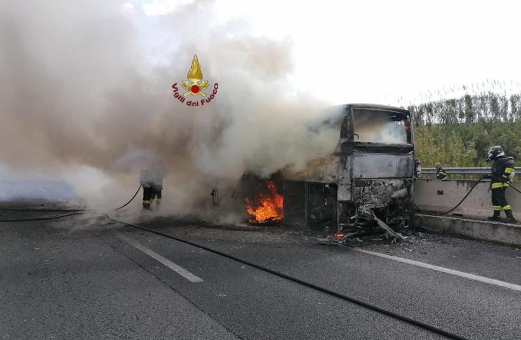 roma bus turistico fiamme