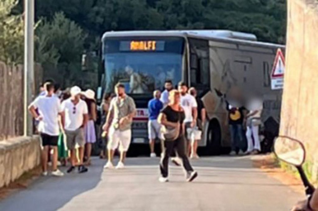 amalfi conducente aggredito turista