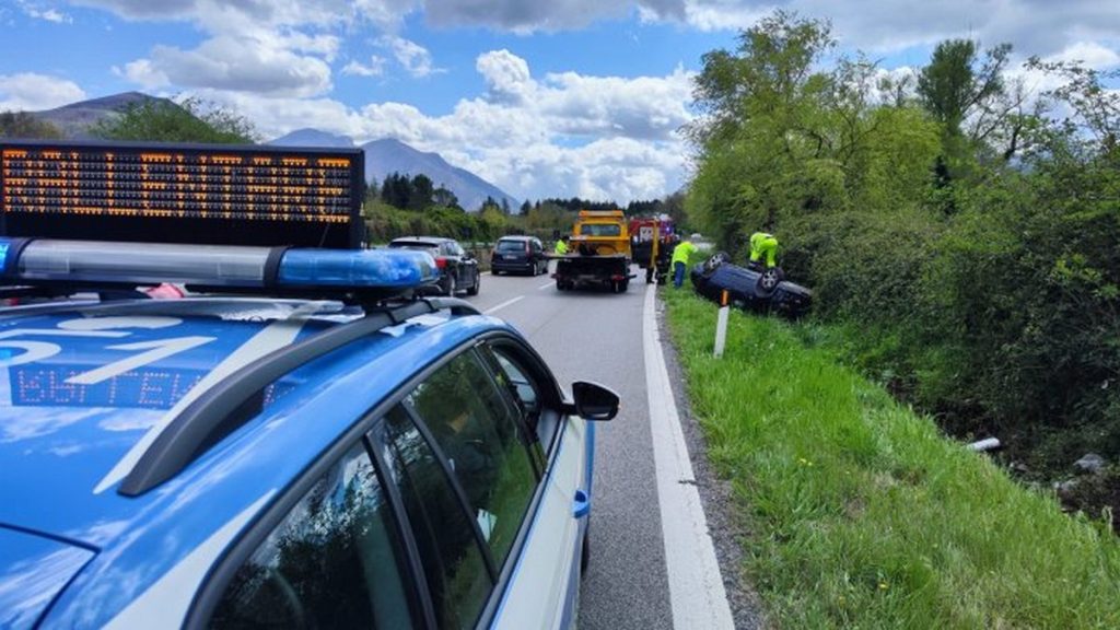 auto si ribalta raccordo avellino salerno 2 aprile