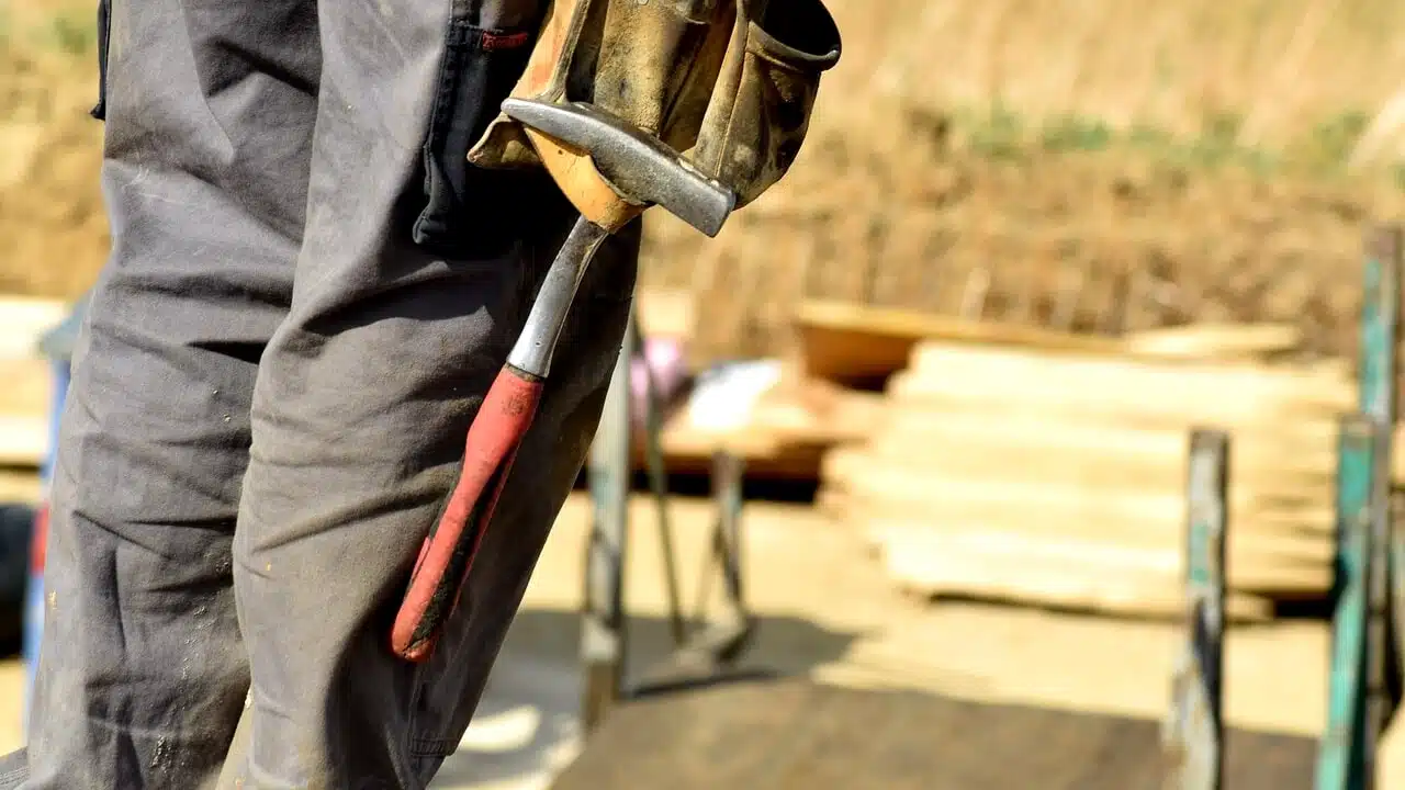 operaio non pagato demolisce cantiere vicenza