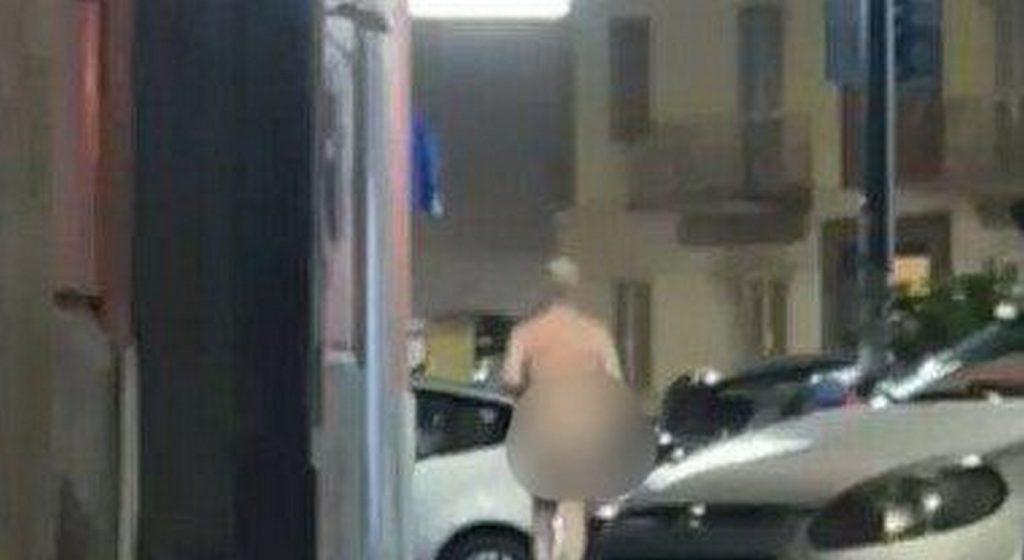 corre nudo napoli ospedale 27 aprile