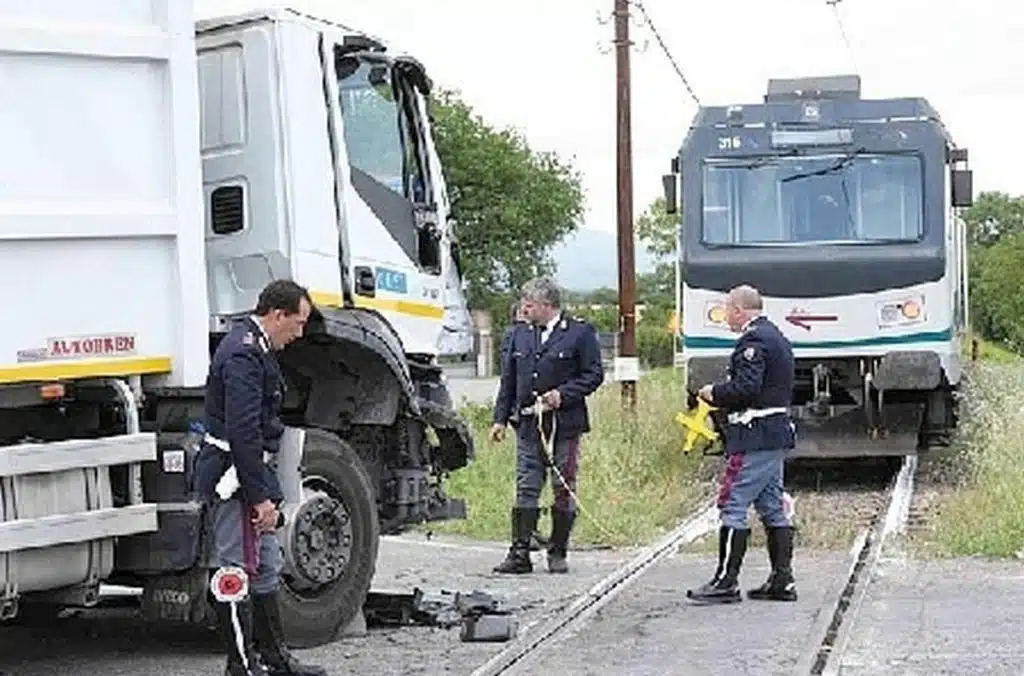 treno contro furgone passaggio livello Santa Maria Capua Vetere caserta