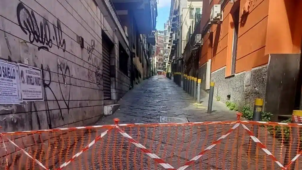 tombini saltati strada chiusa Arenella