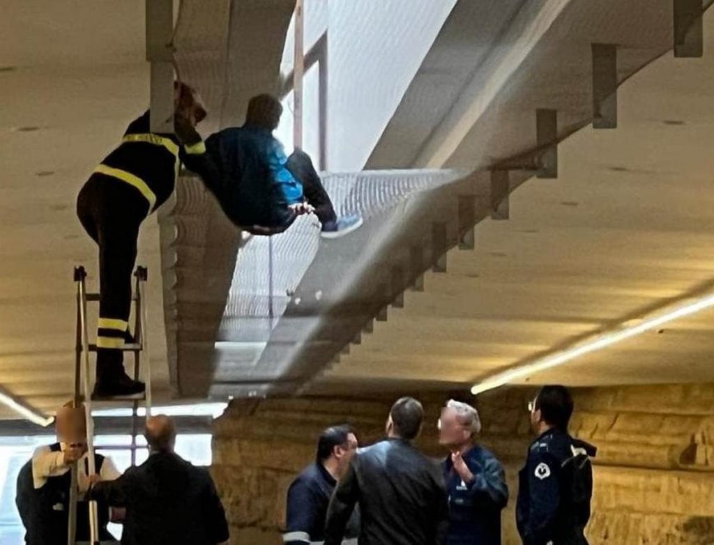 napoli-uomo-caduto-feritoia-metro-piazza-municipio