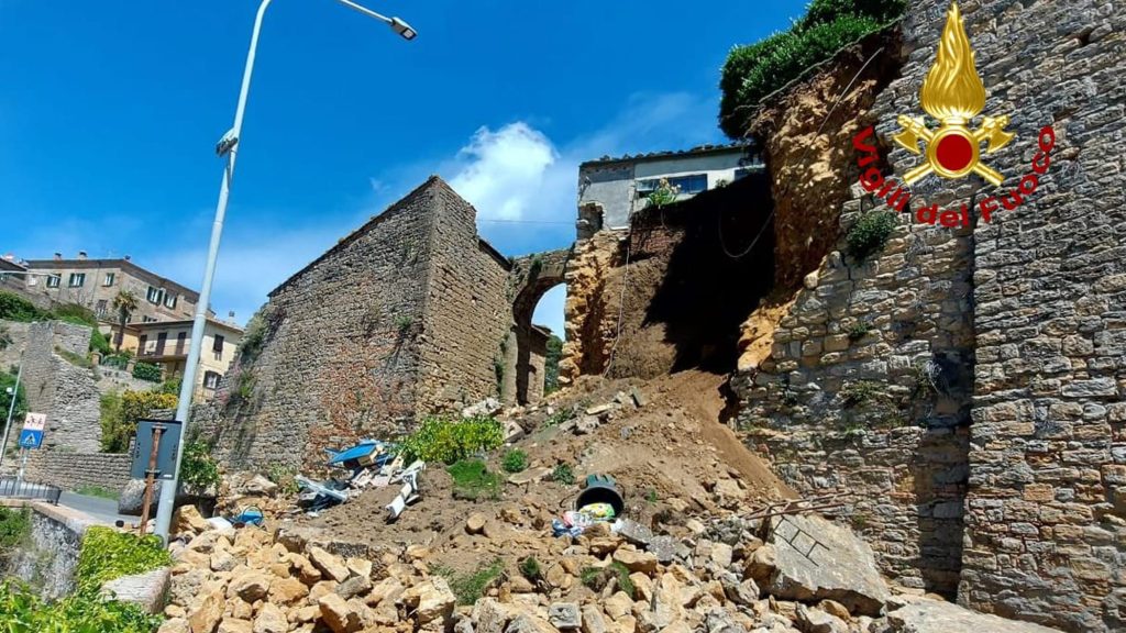 crollo porzione antiche mura voltella cosa è successo 5 maggio