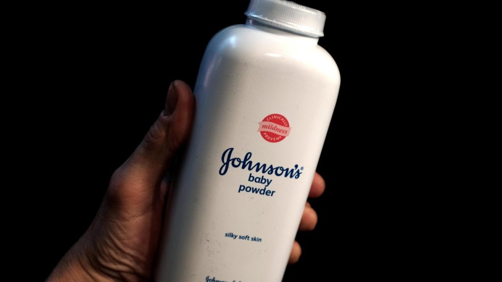 Talco cancerogeno, Johnson & Johnson propone 6,5 miliardi di dollari per chiudere i processi