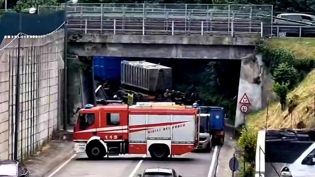 atripalda camion bloccato sotto viadotto variante