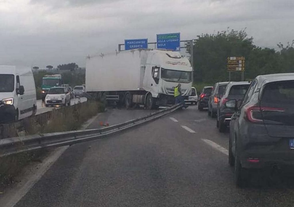 incidente-asse-mediano-mezzo-pesante-sfonda-guard-rail