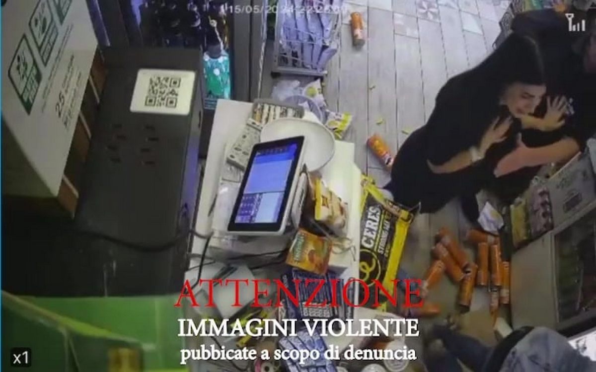 Violenza Napoli entrano bar picchiano cliente video giro web