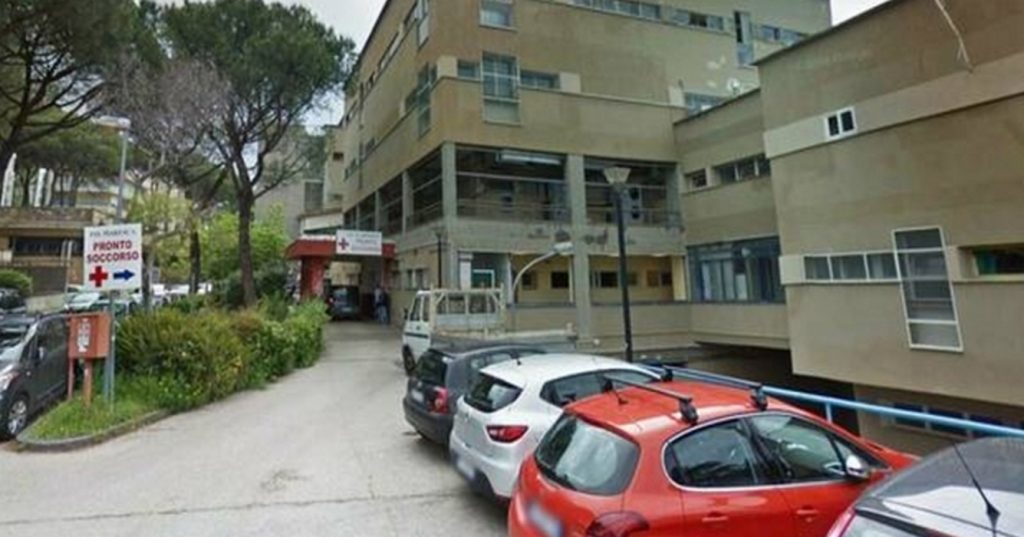 torre del greco tenta strangolare infermiera denunciata