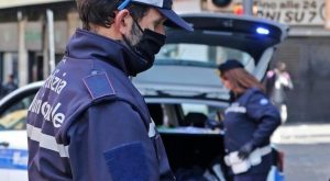 napoli agenti polizia municipale aggrediti