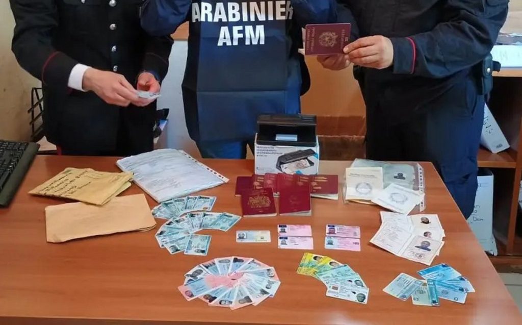 Giugliano, sequestrati documenti falsi validi per l'espatrio: 46enne arrestato