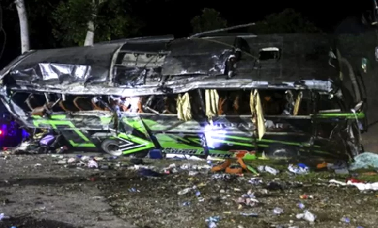 indonesia bus contro auto moto morti