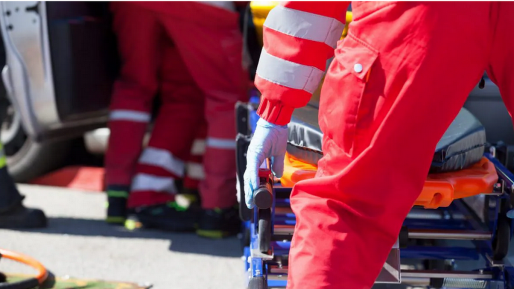 prato uomo schiacciato camion raccolta rifiuti