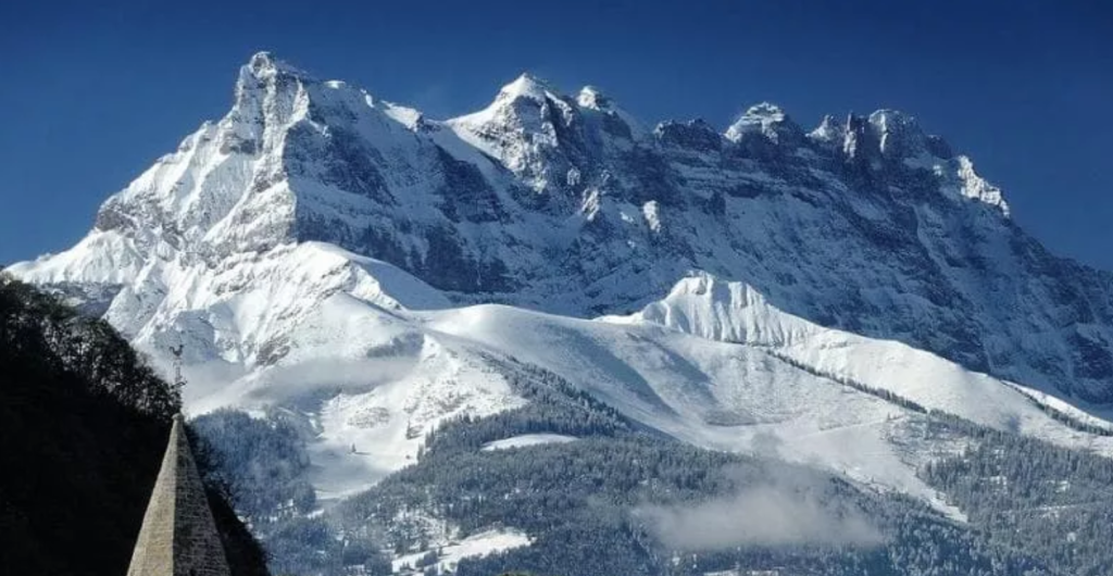 Alpi svizzere scialpinista morto caduto canalone