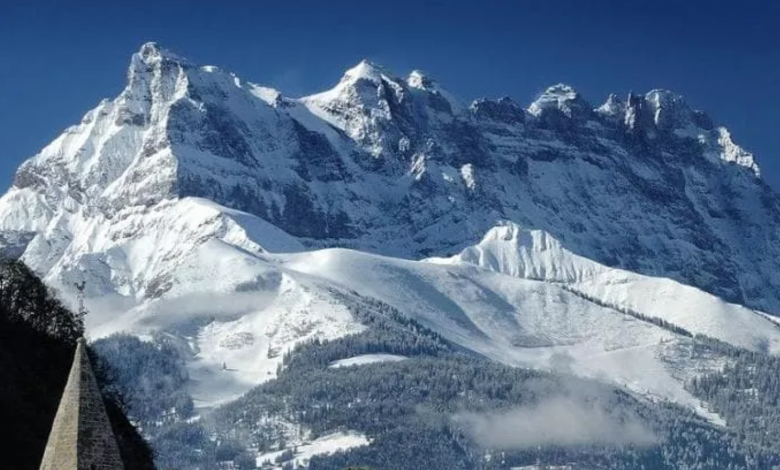 Alpi svizzere scialpinista morto caduto canalone