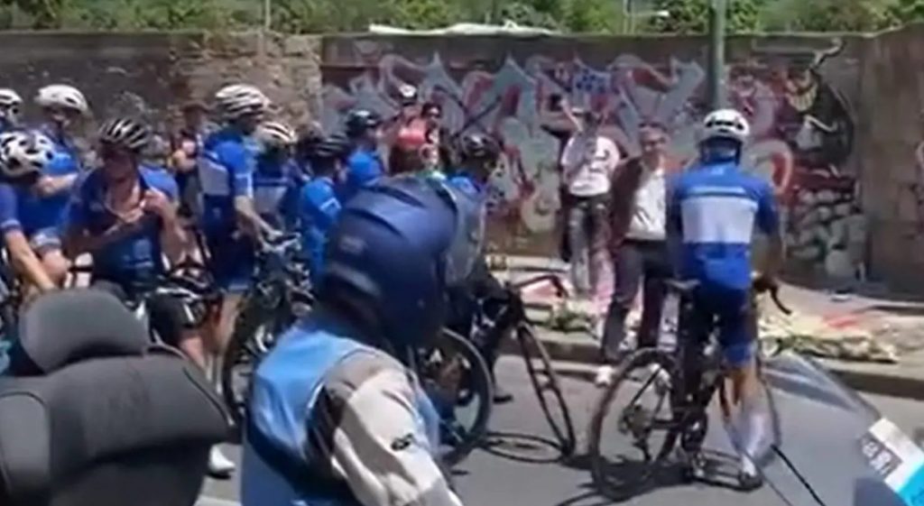 giro italia ciclisti fermi omaggio sara morta investita bagnoli