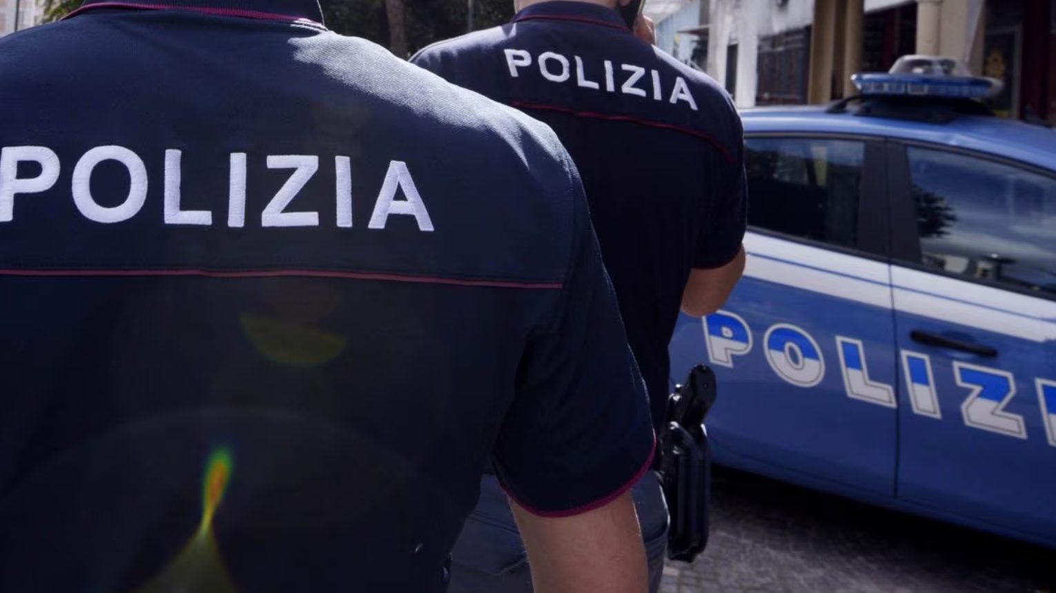 Napoli aggredisce clienti supermercato poliziotti arrestato