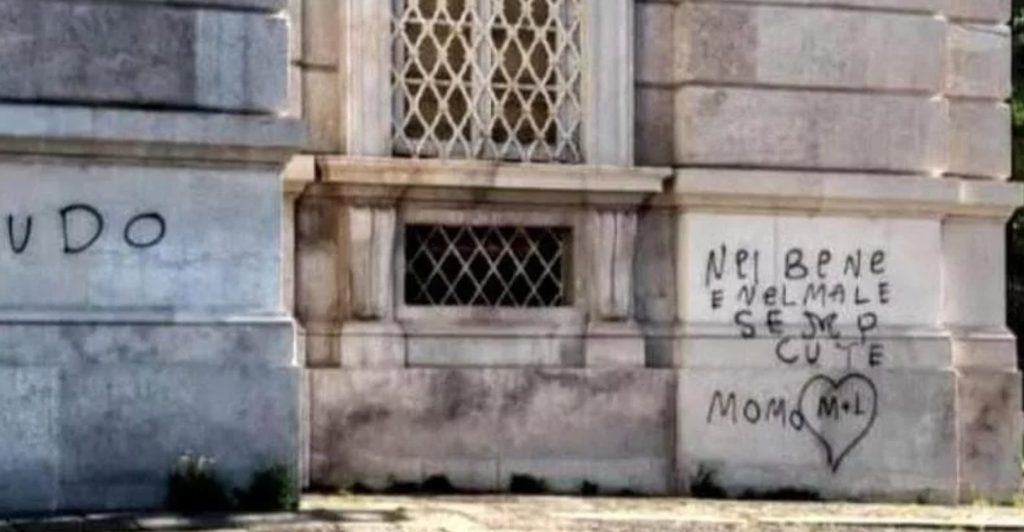 Denunciato autore scritta muro Reggia Caserta