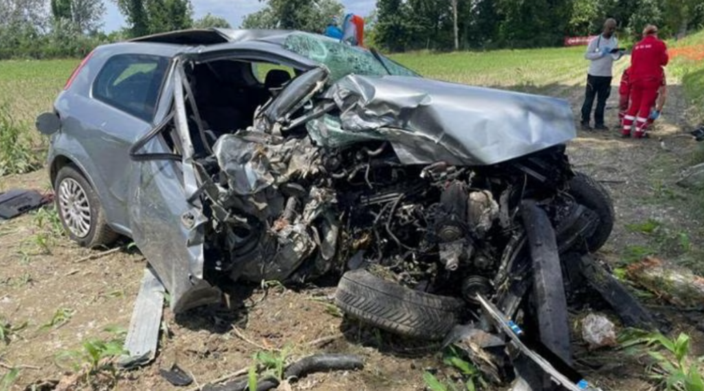 incidente-carignano-torino-auto-contro-albero-morto-conducente-ipotesi-suicidio