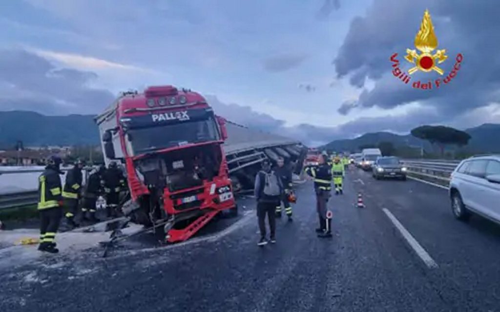 castel san giorgio tir contro guardrail a30