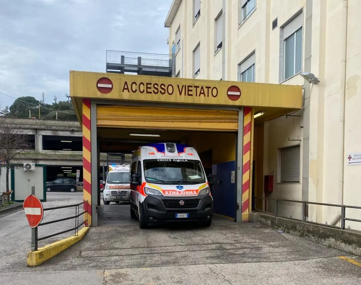 eboli donna incinta nessuna ambulanza trasporto battipaglia