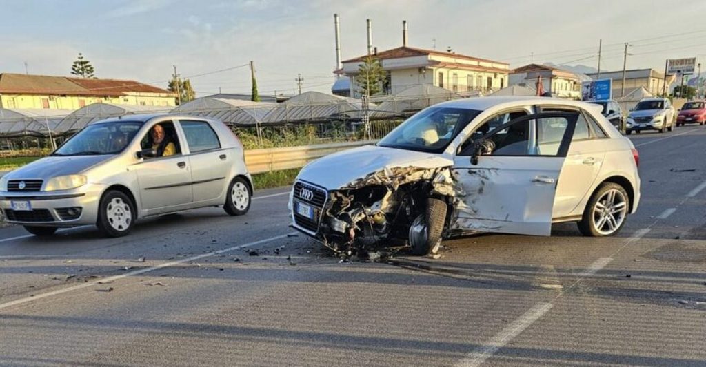 battipaglia incidente frontale