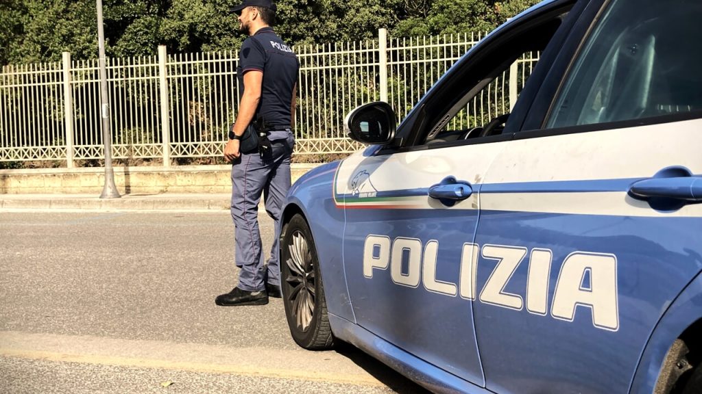 caserta tenta investire poliziotto arrestato