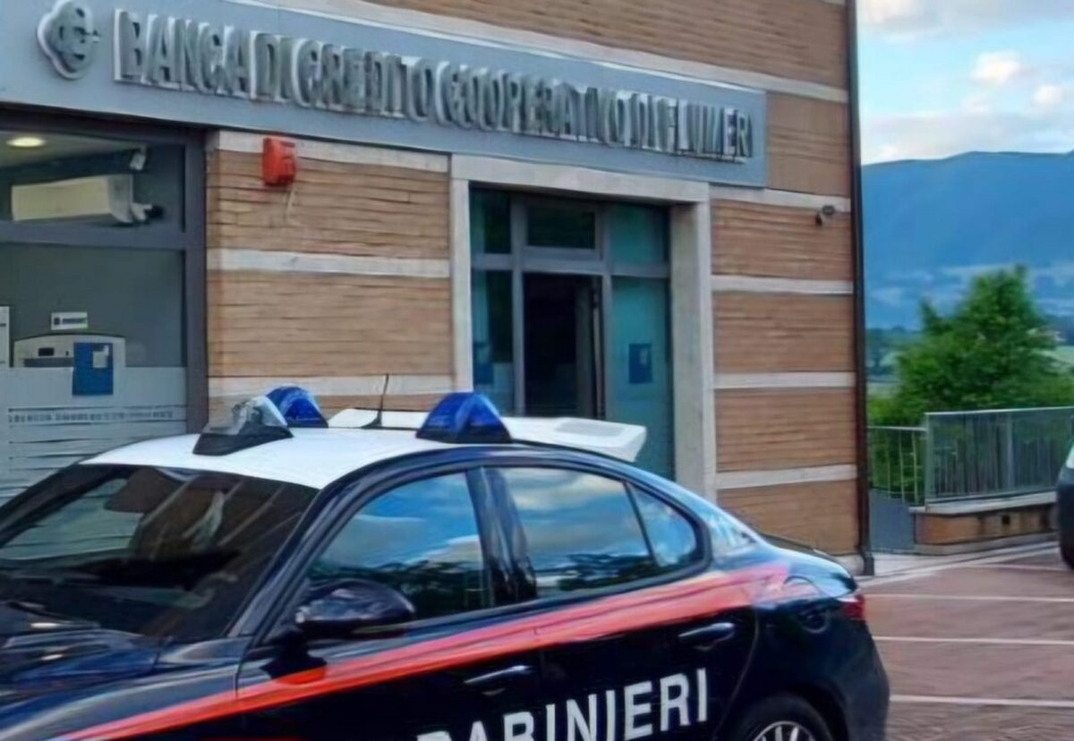 Commando in azione a Lioni, furto alla Banca di Credito Cooperativo di Flumeri: rubata la cassaforte