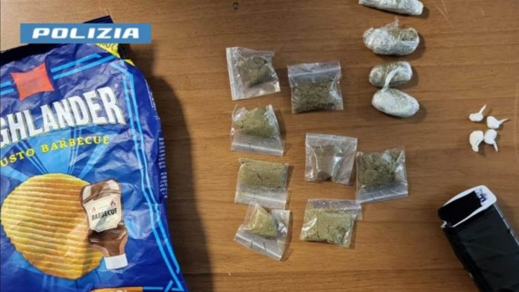 napoli droga sacchetto patatine arrestato