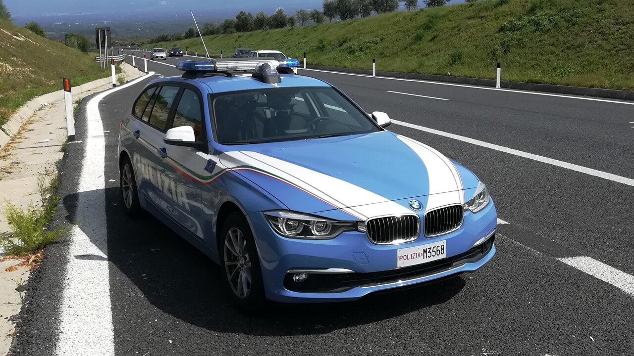 uomo cammina autostrada san mango piemonte