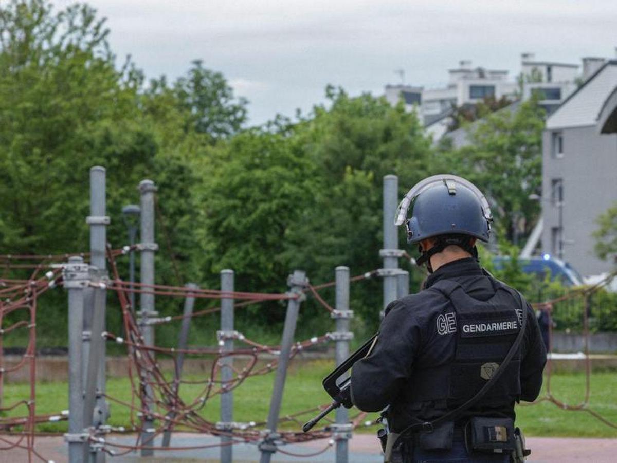 assalto armato furgone polizia penitenziaria francia