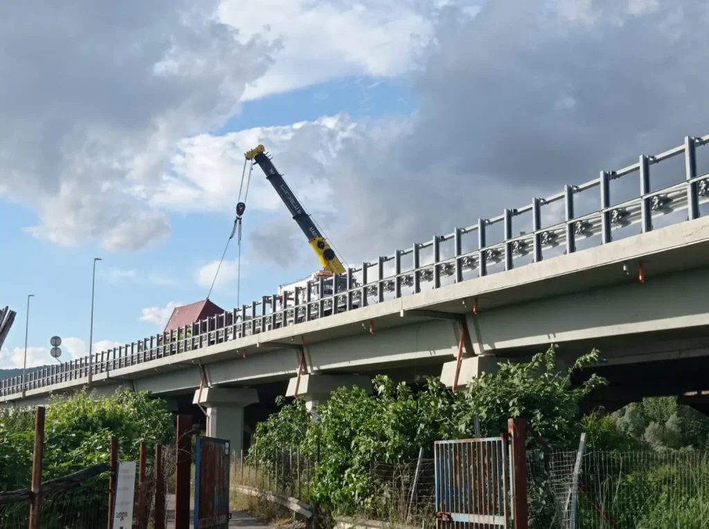 sarno camion contro guardrail prende fuoco