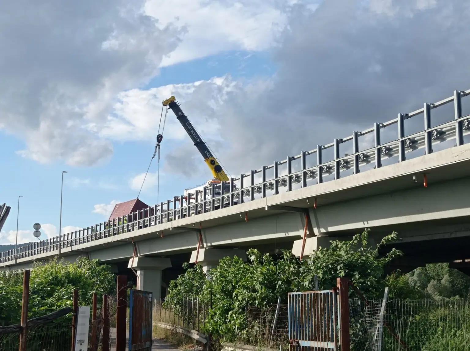 sarno camion contro guardrail prende fuoco