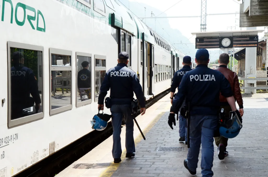 lecco minorenne abusato treno arrestato