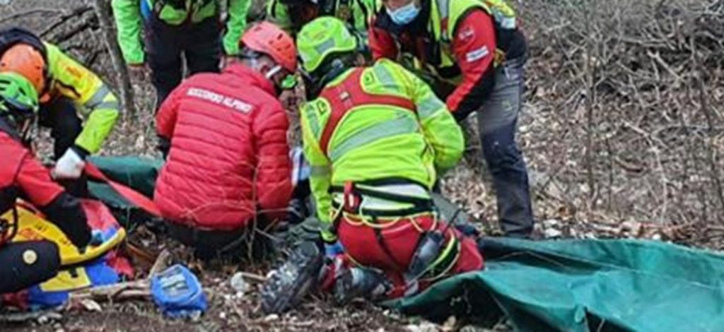 bolzano operaio colpito pinza escavatore