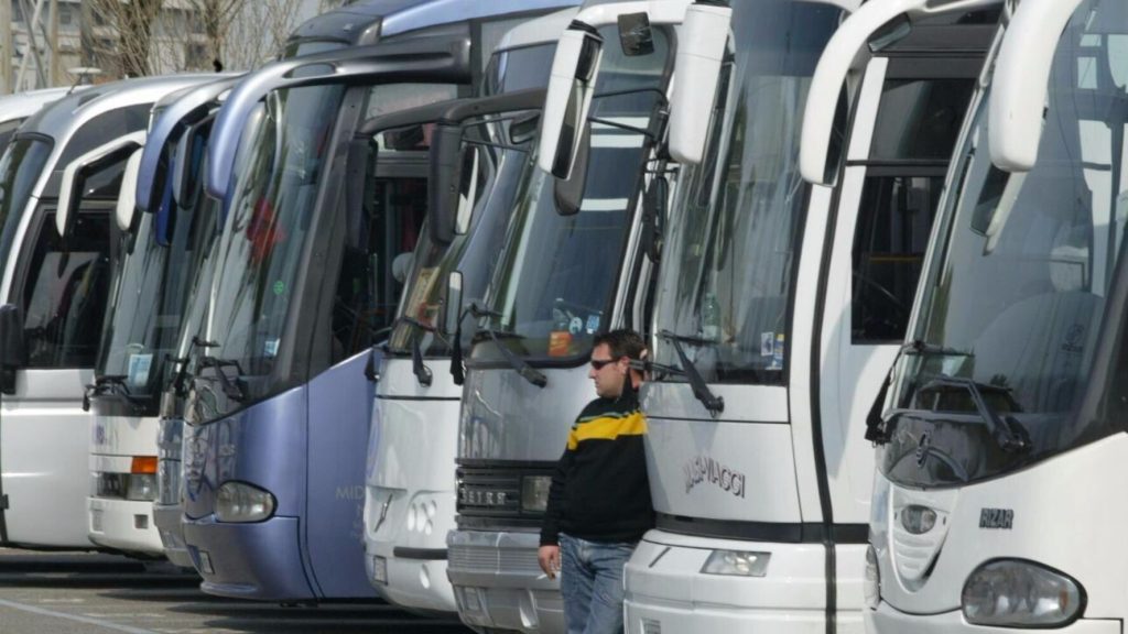 bergamo ragazzo chiuso portabagagli pullman