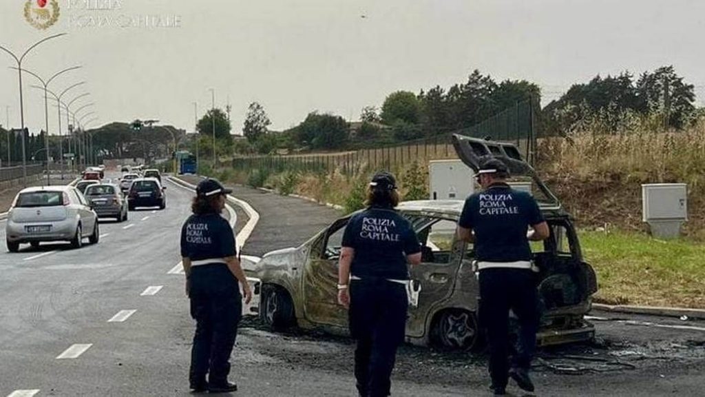 roma auto prende fuoco durante rifornimento benzinaio