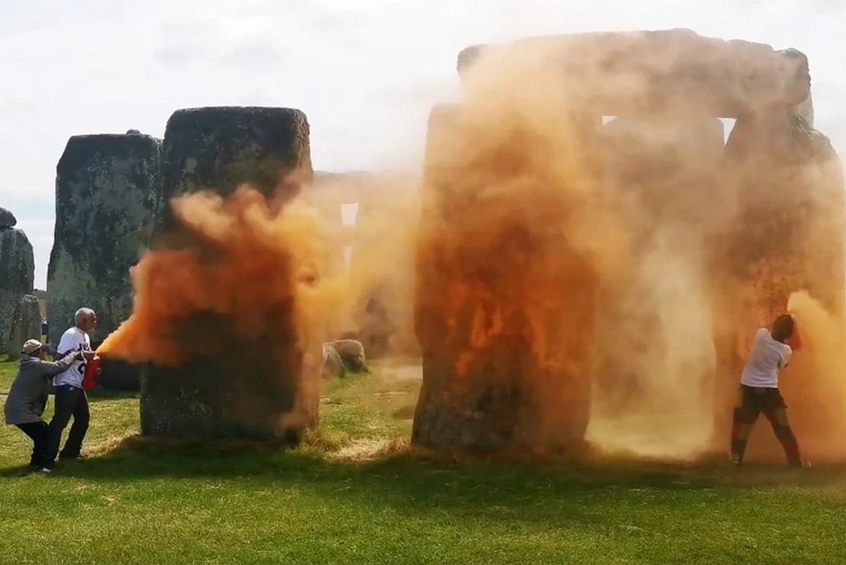 Regno Unito ecoattivisti spruzzano vernice contro sito Stonehenge