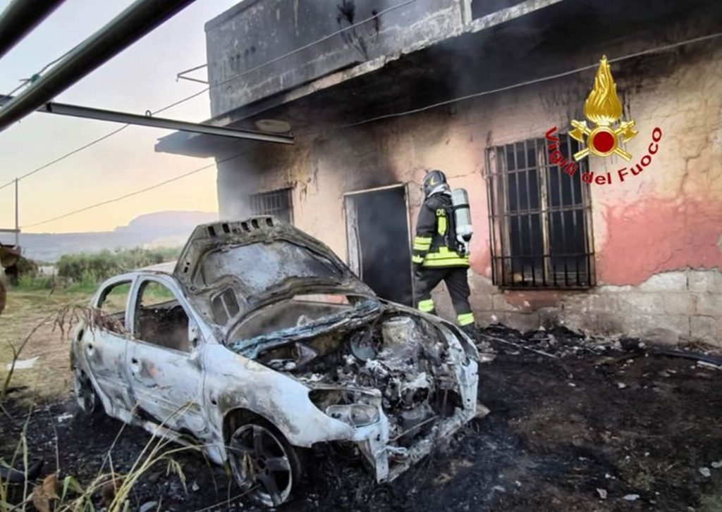 Eboli incendio notte auto fiamme 18 giugno