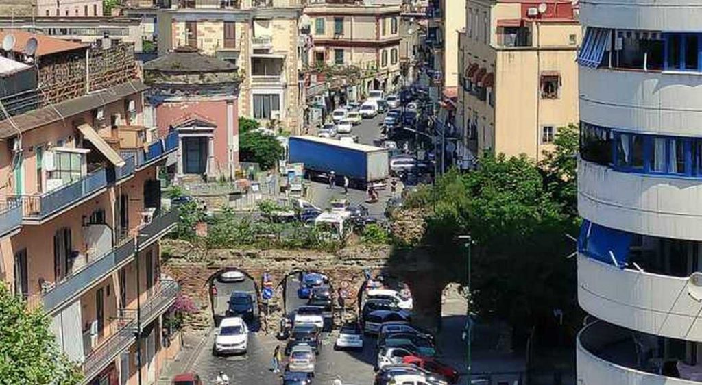 napoli camion incastrato incrocio