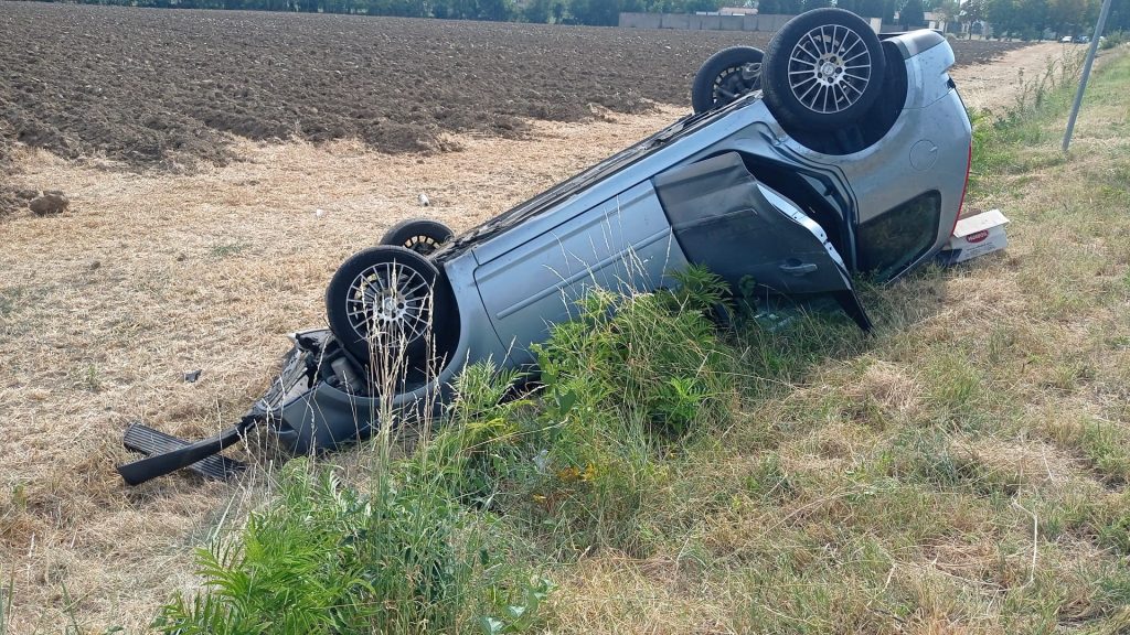 agropoli auto sfonda recinzione terreno 2 giugno