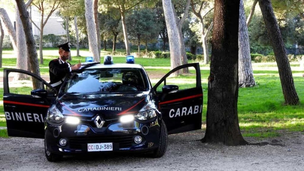 Monza porta figlio guinzaglio posseduto