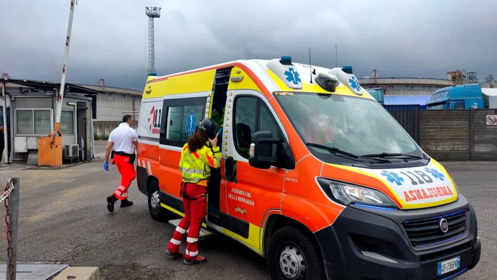 operaio ferito durante movimentazione tubo porto ravenna