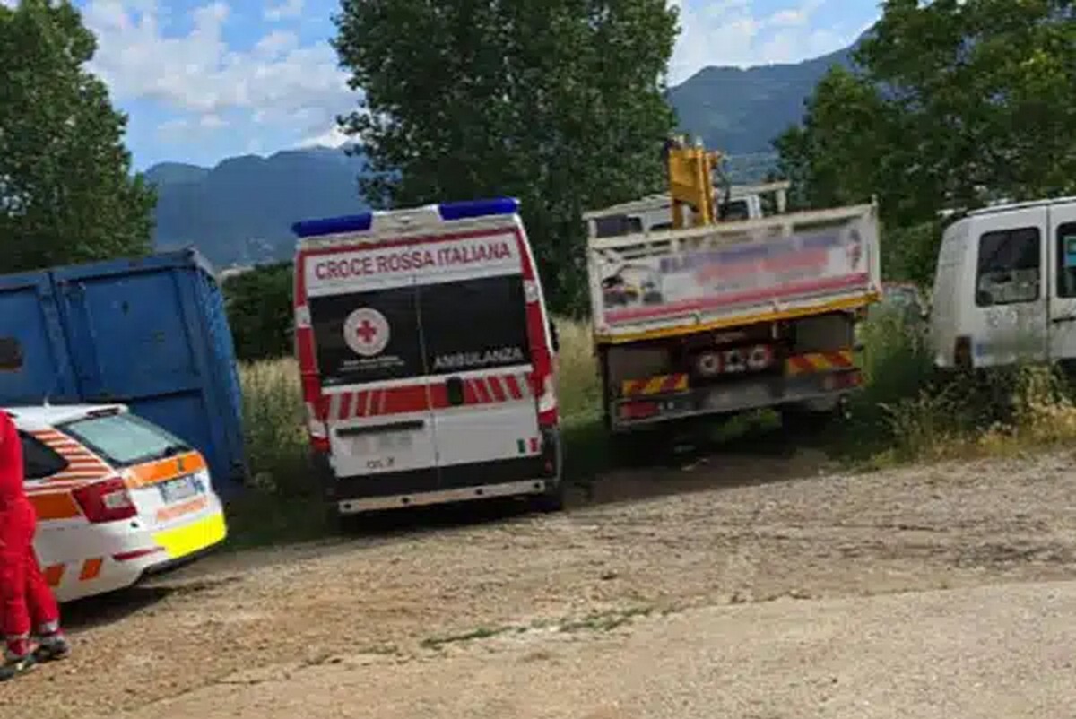 uomo morto schiacciato trattore montecorvino rovella cosa è successo 3 giugno