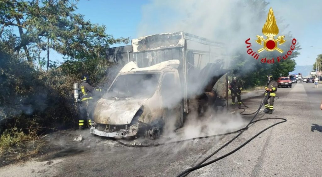 Montecorvino Pugliano incendio furgone