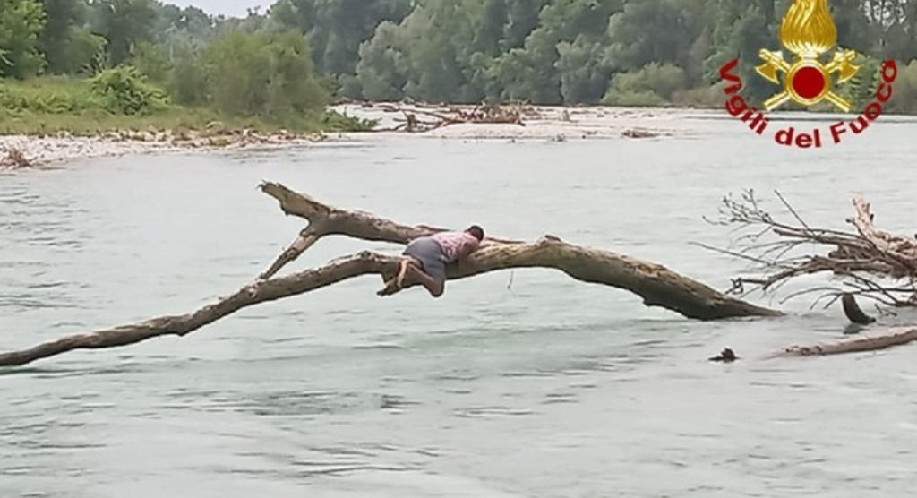 Padova fiume Brenta ragazzi travolti corrente