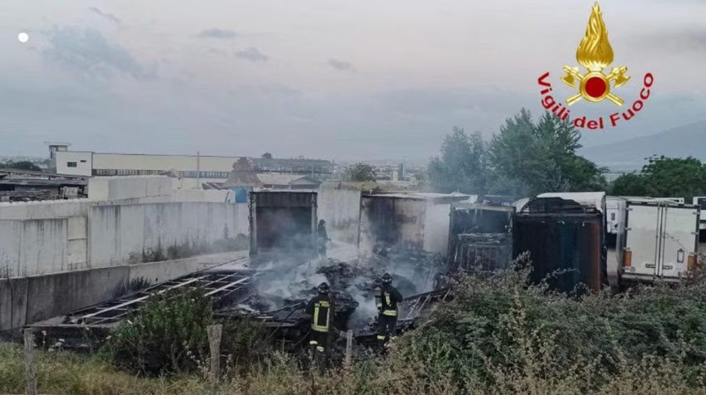 Incendio deposito camion Sarno